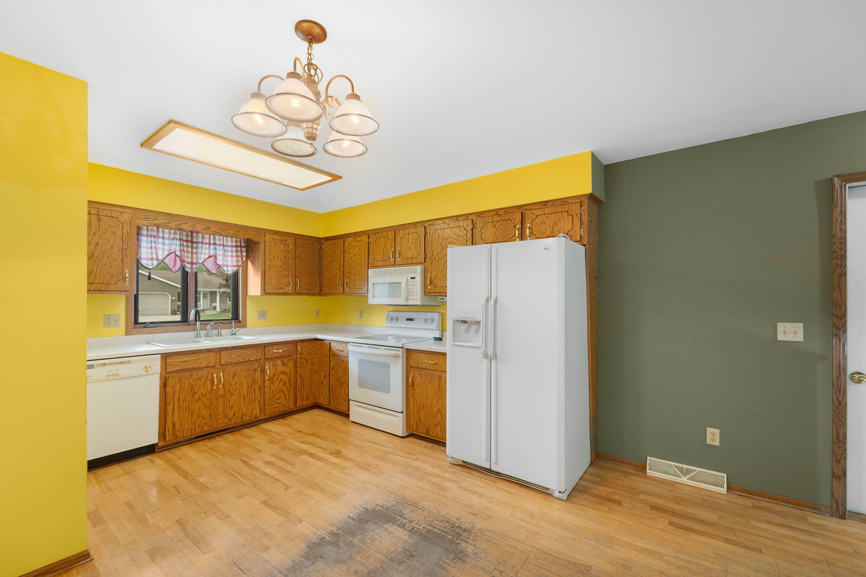 Property Photo: 1424 Meridian Ave WI 53095