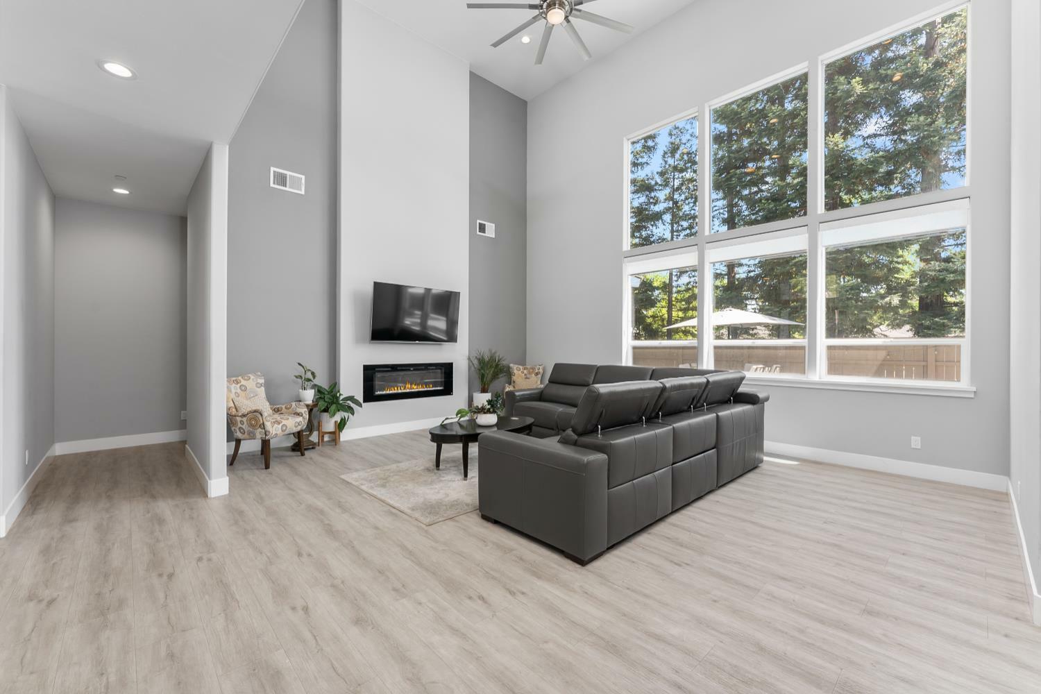 Property Photo:  413 Bremerton Court  CA 95661 