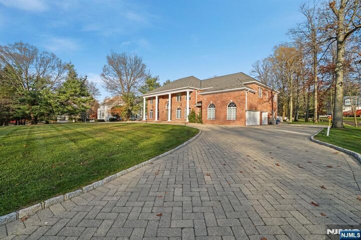 Property Photo:  