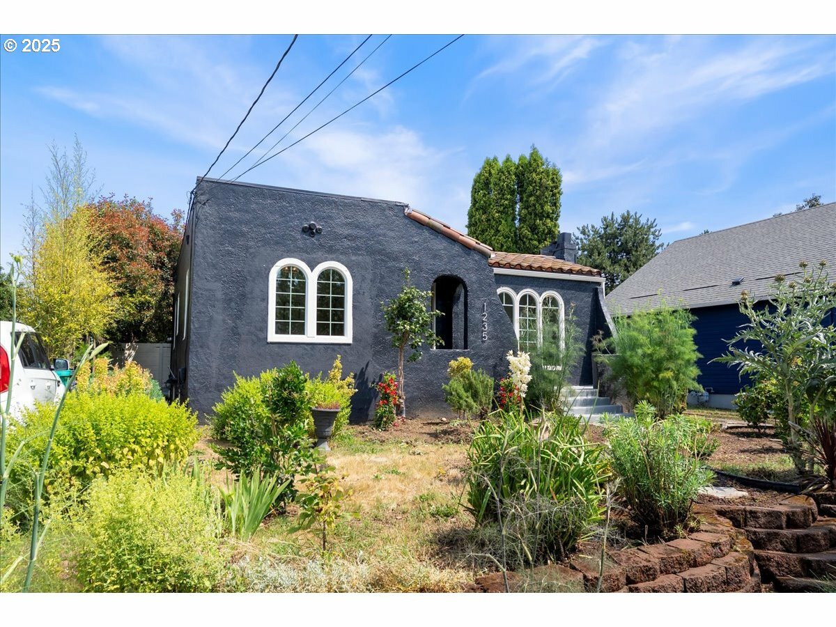 Property Photo: 1235 N Farragut St OR 97217