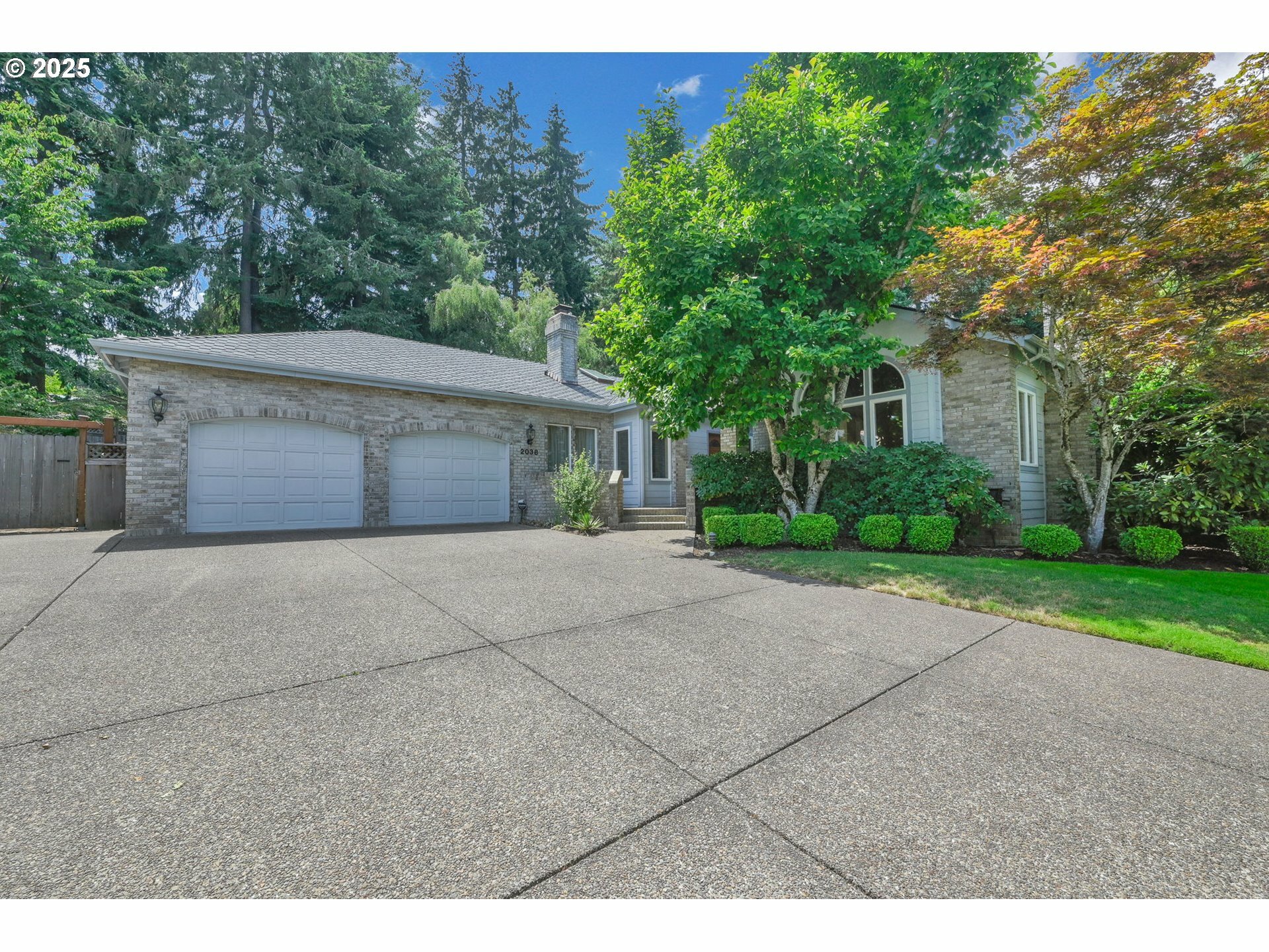 Property Photo: 2038 Morning View Dr OR 97405