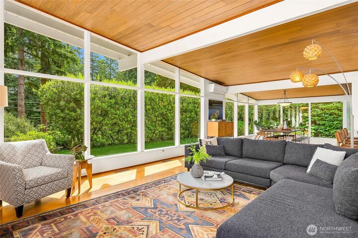 Property Photo:  8975  Ferncliff Avenue NE  WA 98110 