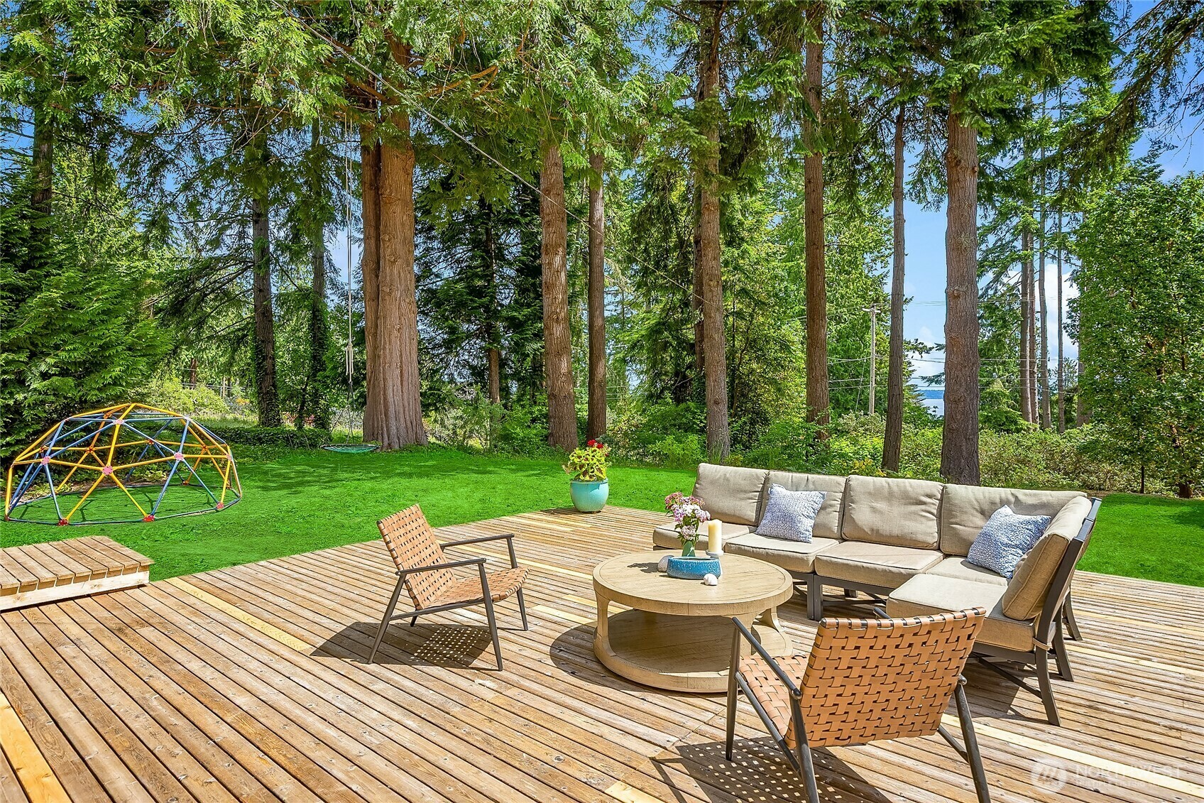 Property Photo:  8975  Ferncliff Avenue NE  WA 98110 