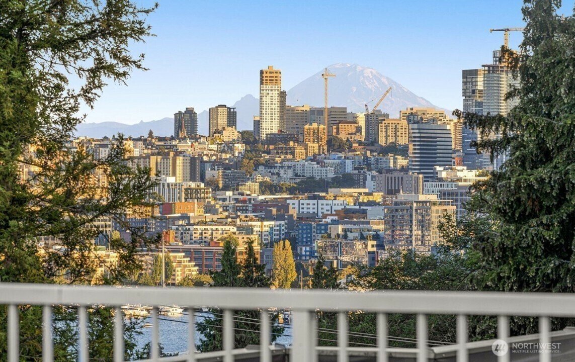 Property Photo: 559 McGraw Street 204 WA 98109
