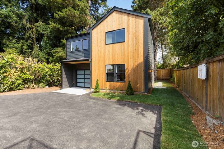 Property Photo:  826 NE 95th Street  WA 98115 