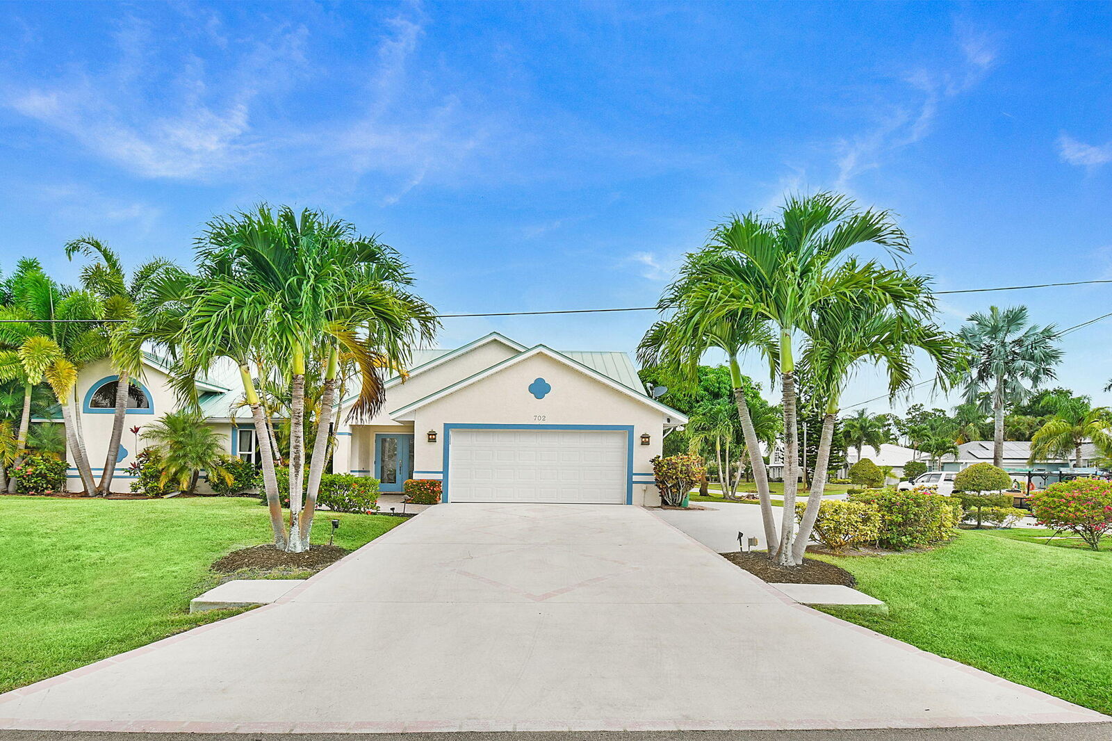 Property Photo: 702 SE Adams Court FL 34984