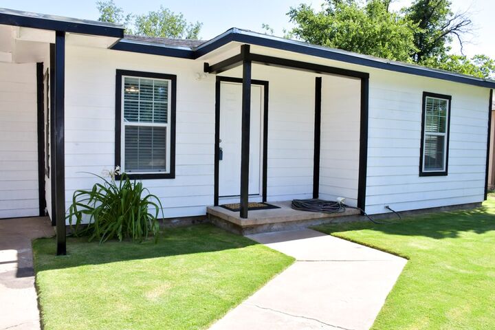 Property Photo: 1122 E 20th St TX 76903
