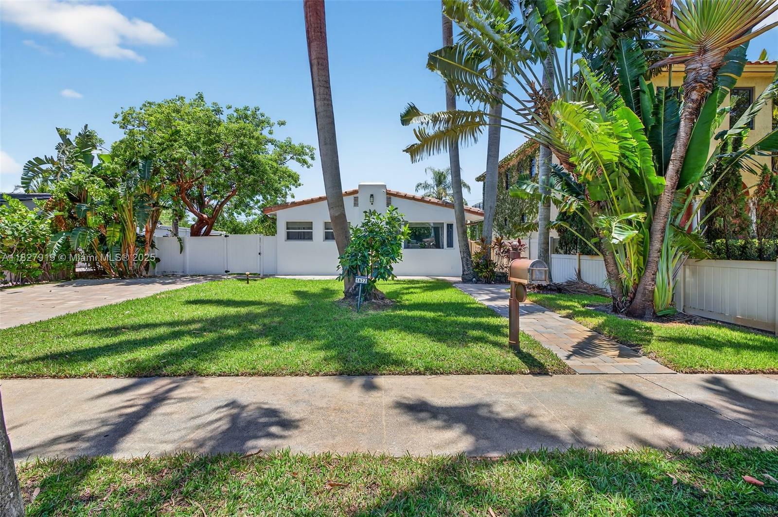 Property Photo: 1622 Mayo St FL 33020