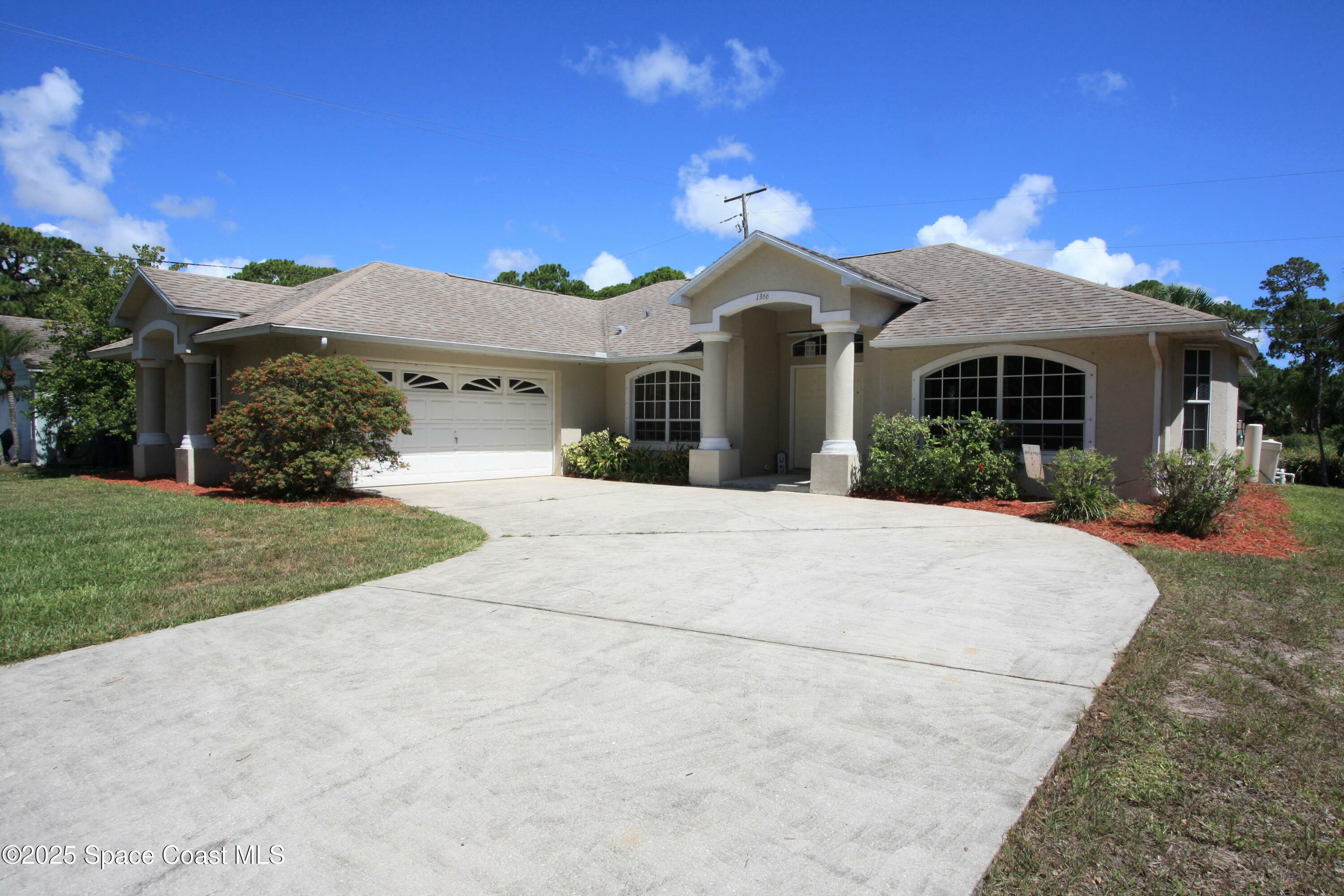 Property Photo: 1366 17th Place SW FL 32962