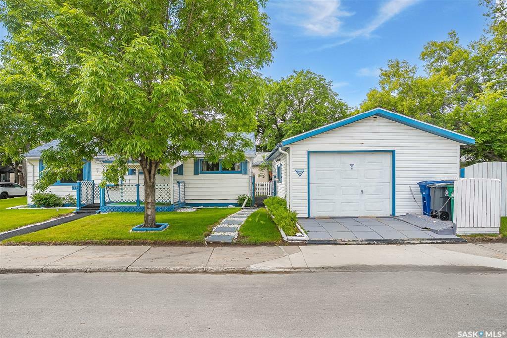 Property Photo: 937 R Avenue N SK S7L 2Z4