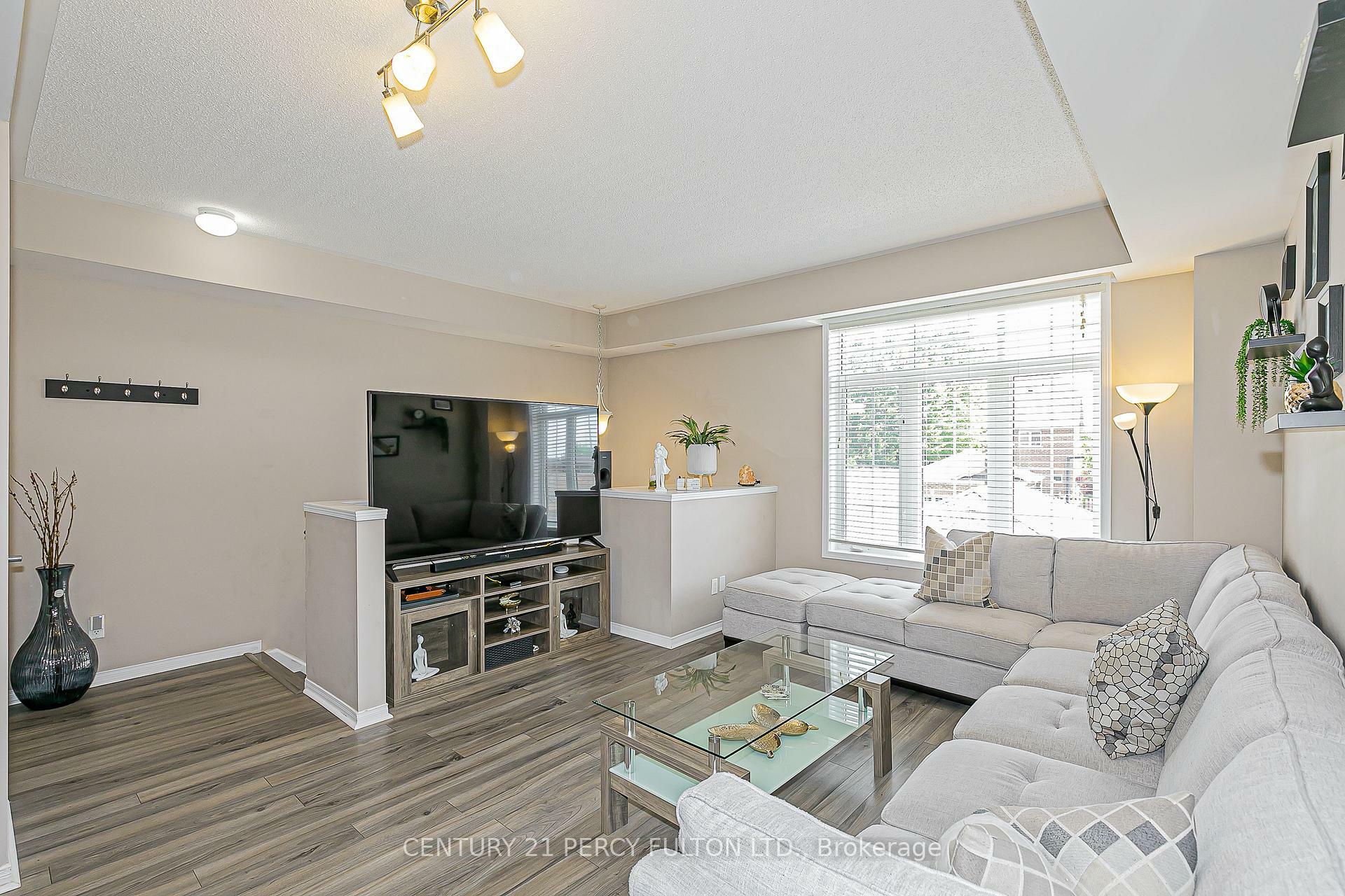 Property Photo: 38 Greensborough Villag Circle 21 ON L6E 0C7
