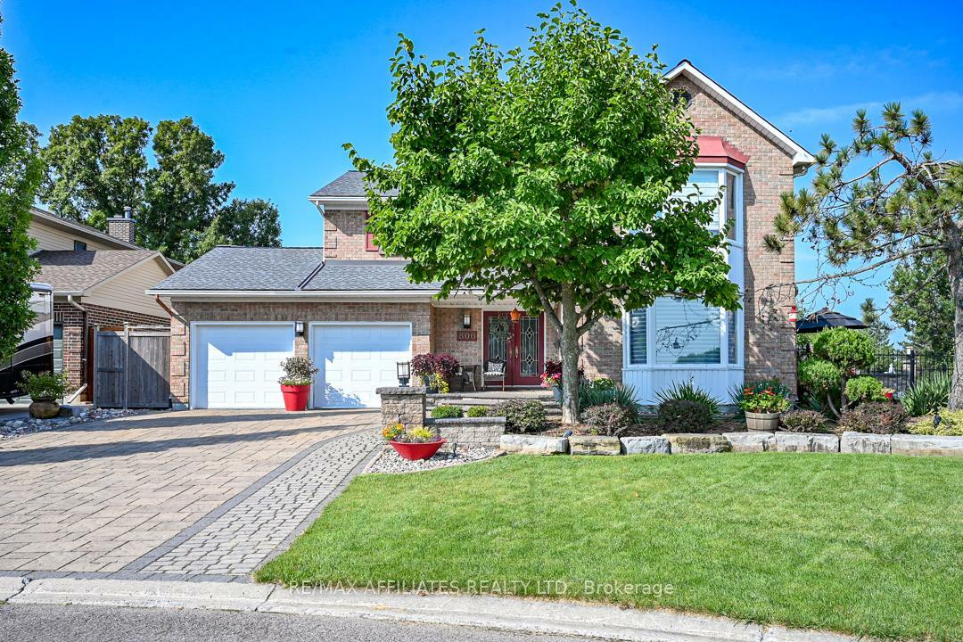 Property Photo: 800 Fairwinds Terrace ON K1C 2X6