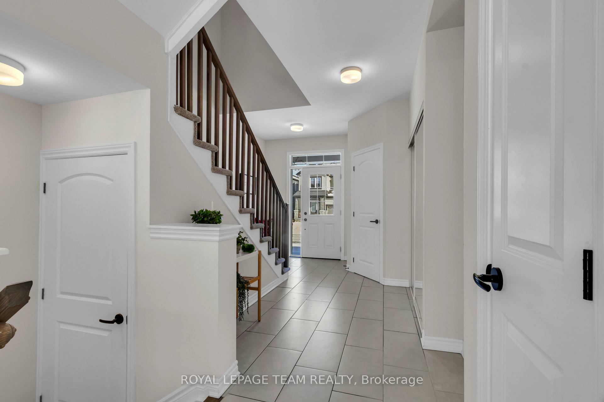 Property Photo: 906 Nokomis Place ON K2J 6T2