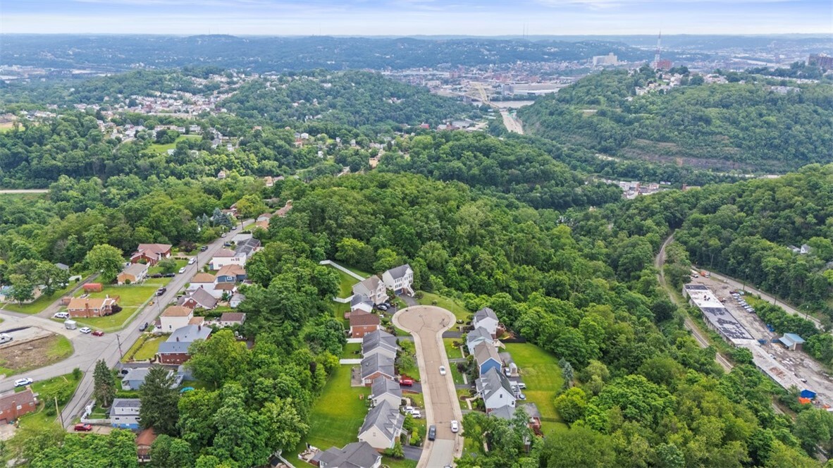 Property Photo: 196 Oakbrook Cir PA 15220