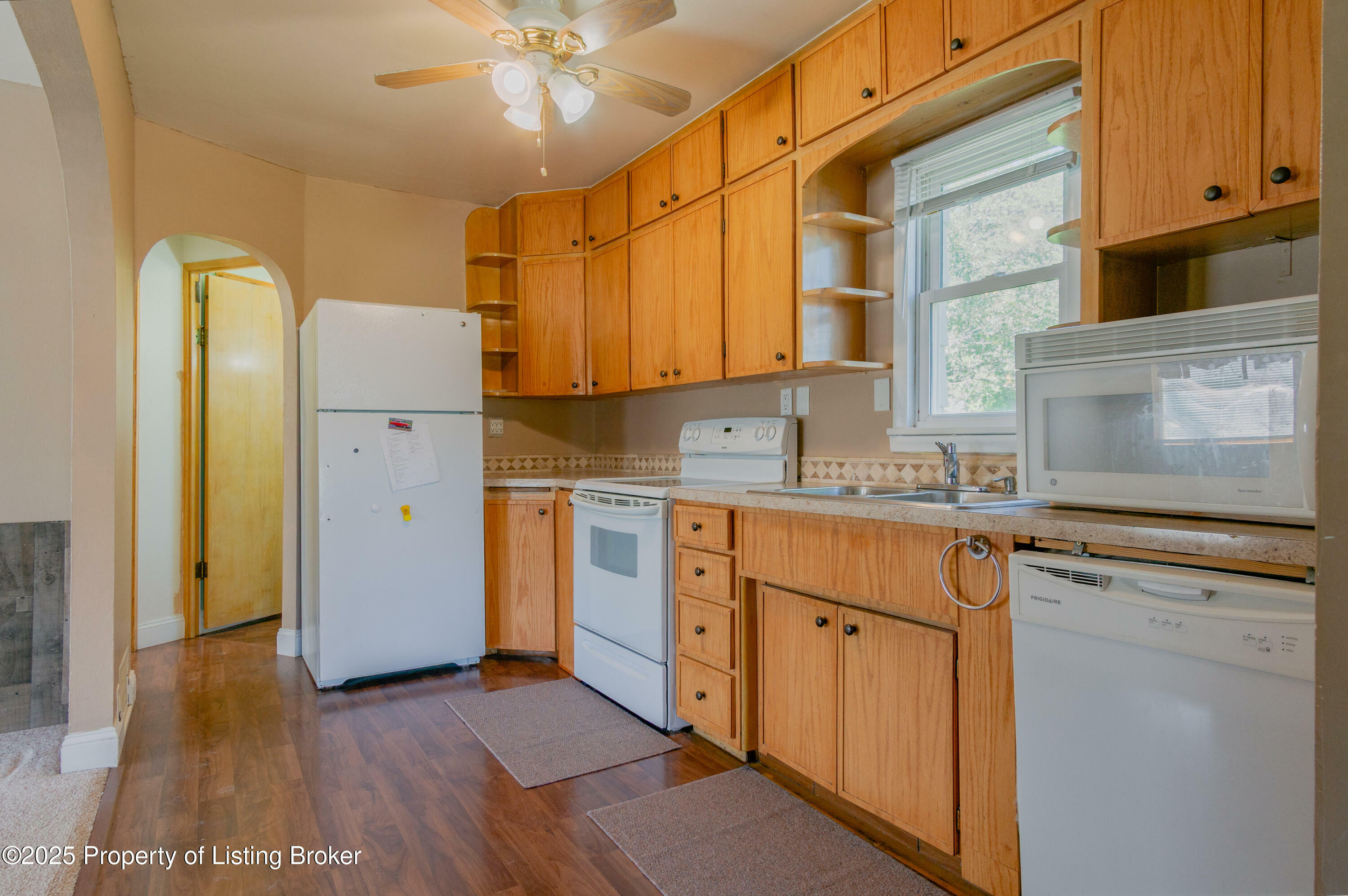 Property Photo:  701 2nd Avenue NE  ND 58622 