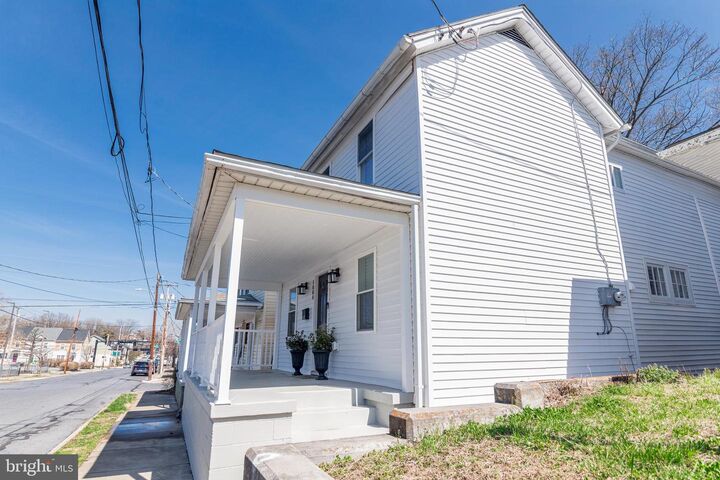 Property Photo:  1004 S Cameron Street  VA 22601 