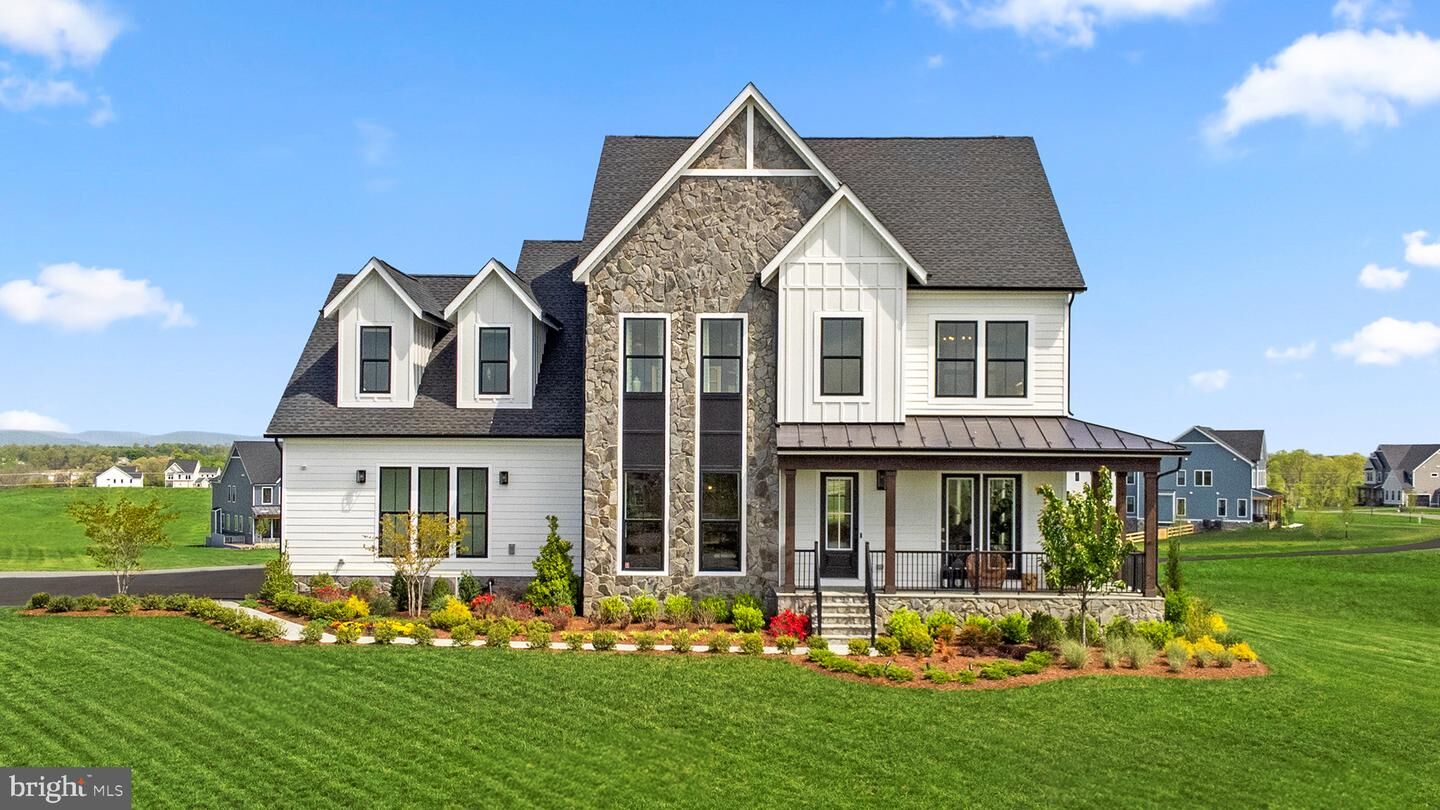 Property Photo: 38875 Silver King Circle VA 20197
