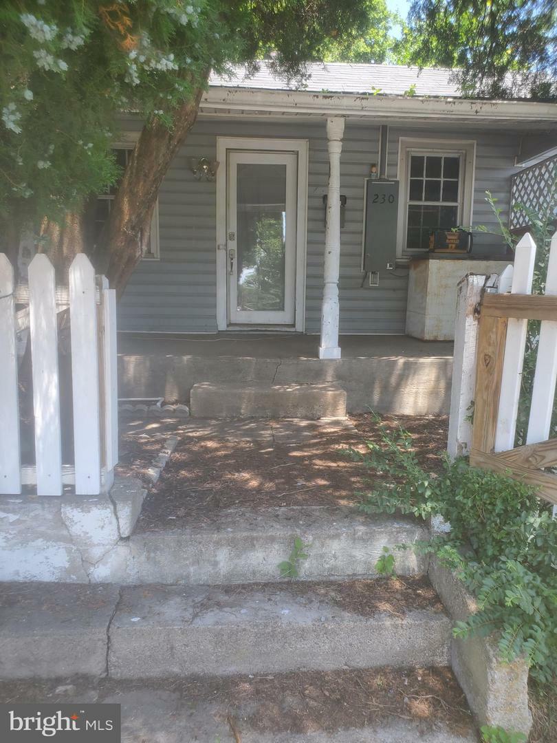 Property Photo: 230 SE South St SE VA 20175