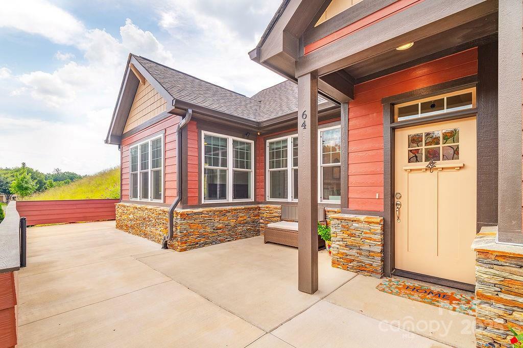 Property Photo: 64 Creekside View Drive NC 28804