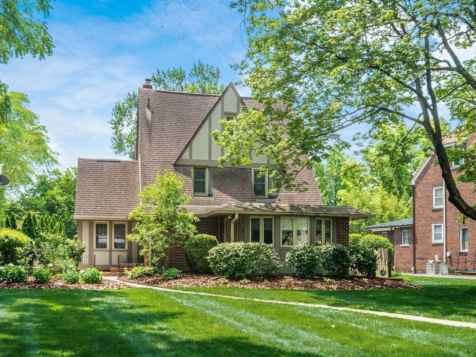 Property Photo:  2629 E Broad Street  OH 43209 