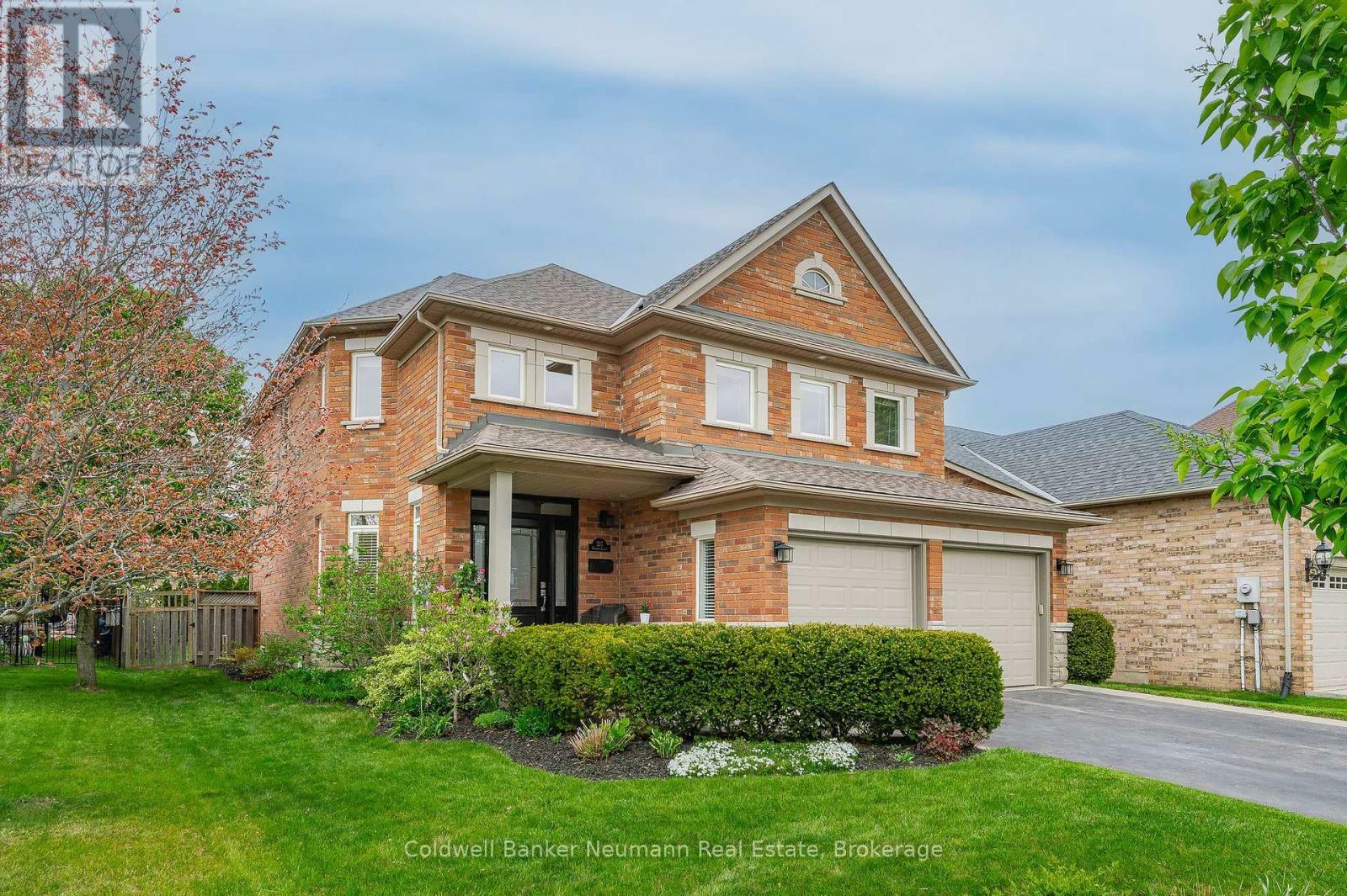 Photo de la propriété: 227 Valmont Court ON L9G 5A1