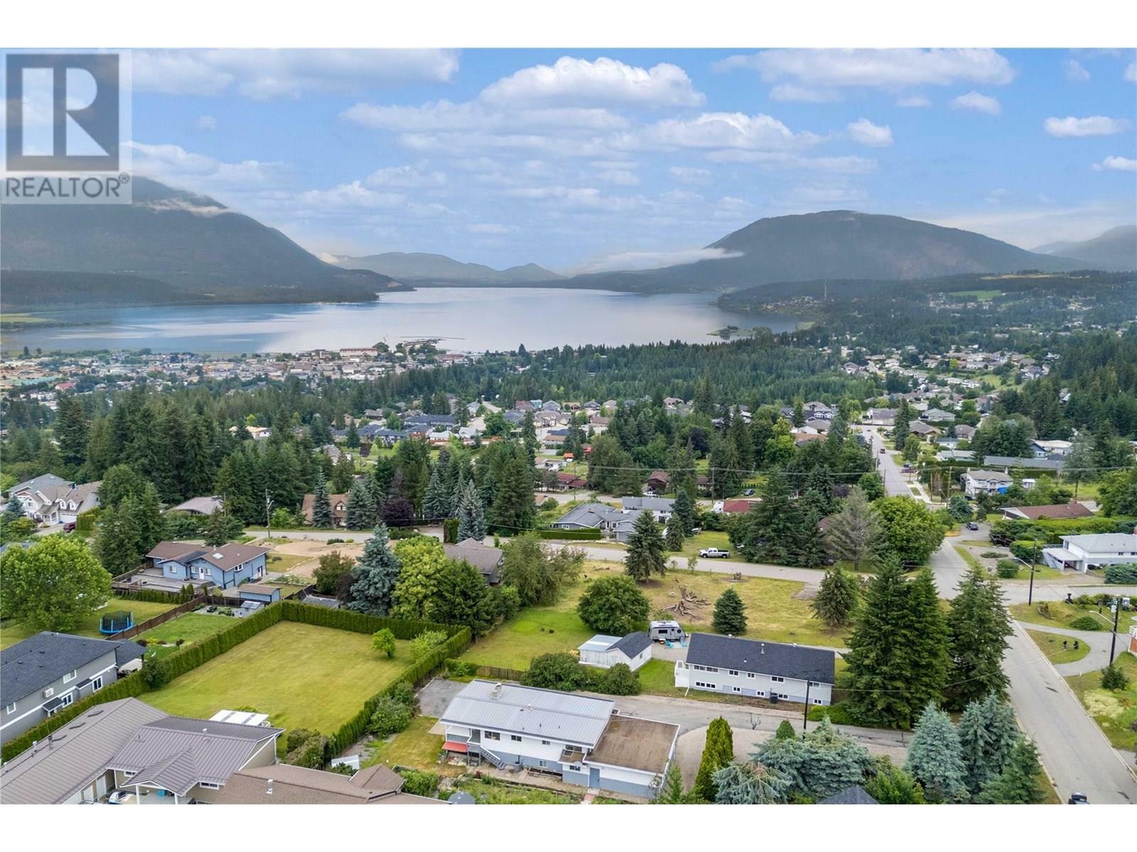 Photo de la propriété: 1431 15 Street Southeast BC V1E 2G8