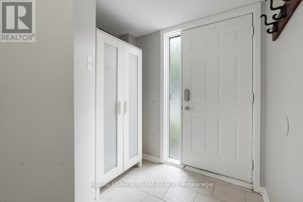 Photo de la propriété: 50 Hummingbird Crescent North ON K2J 3A4