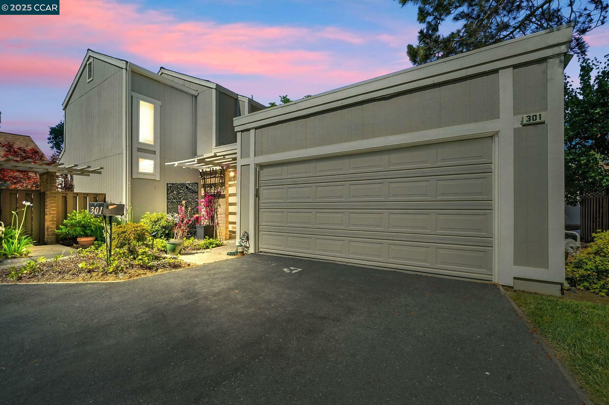 Property Photo: 301 Parklane Plz CA 94553