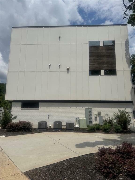 Property Photo: 2424 Memorial Drive Drive SE 7 GA 30317