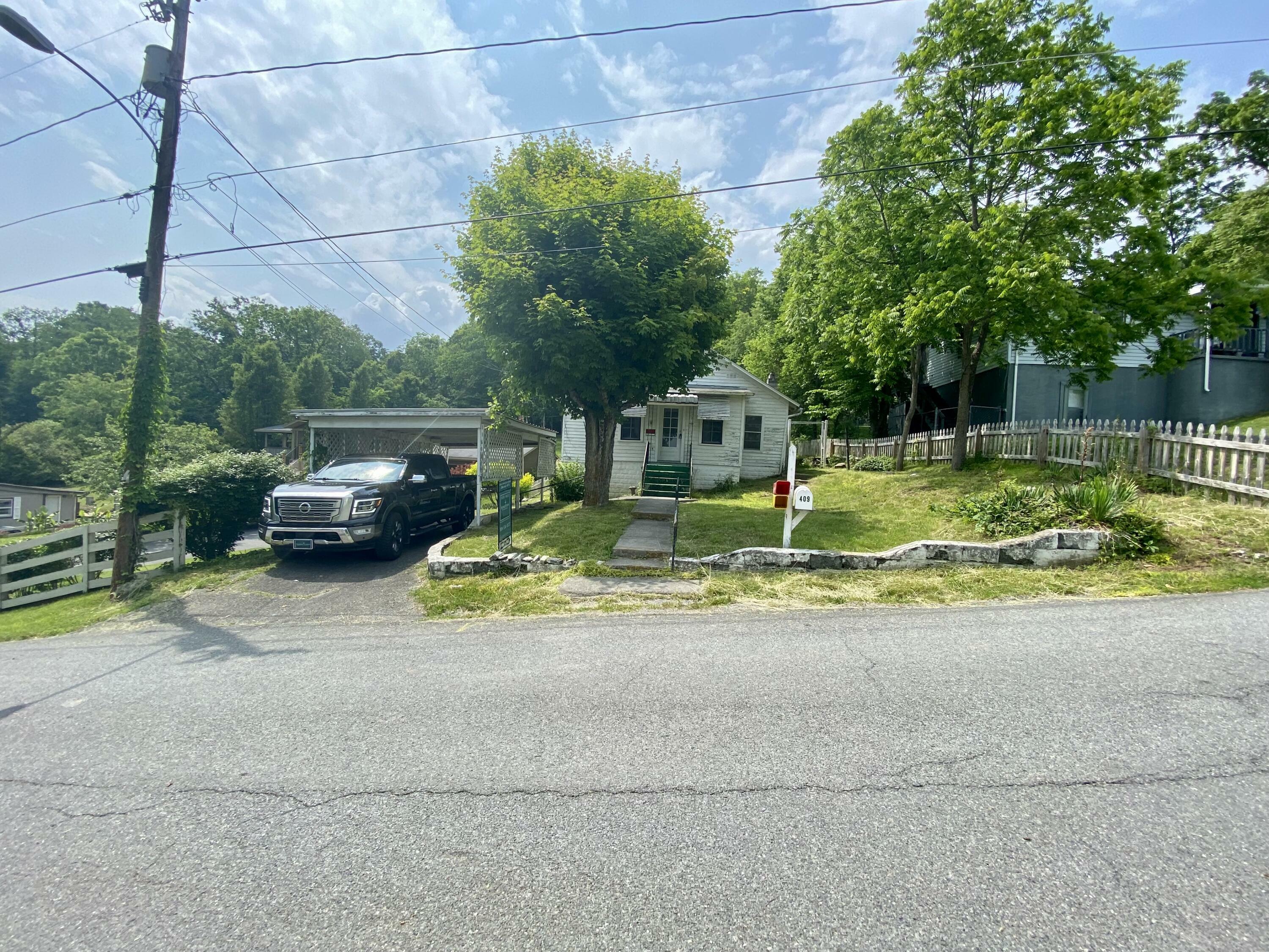 Property Photo: 409 Maple St WV 24901