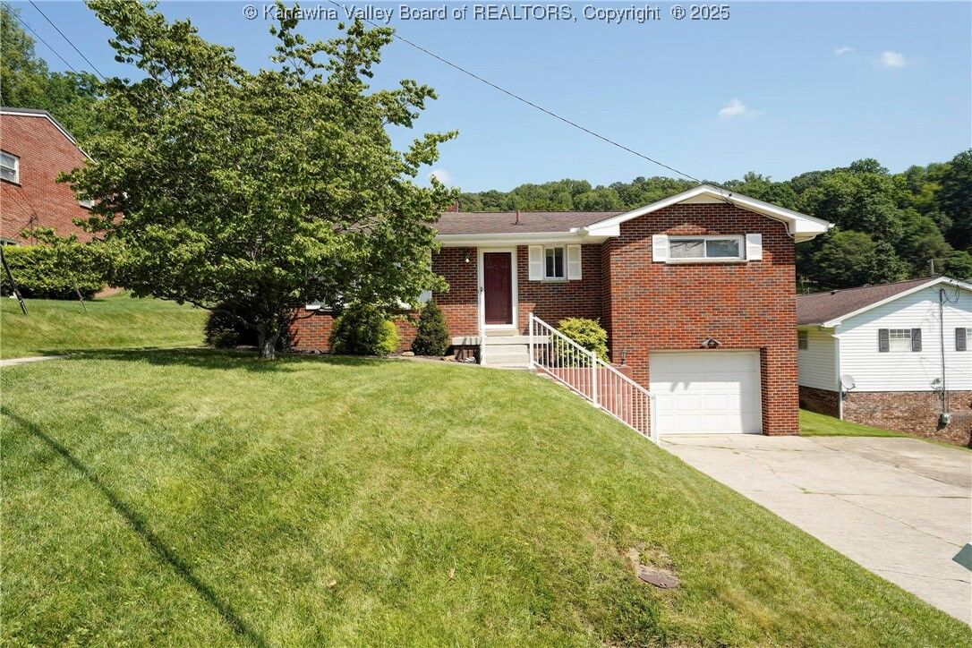Property Photo: 1204 Lyndale Drive WV 25314