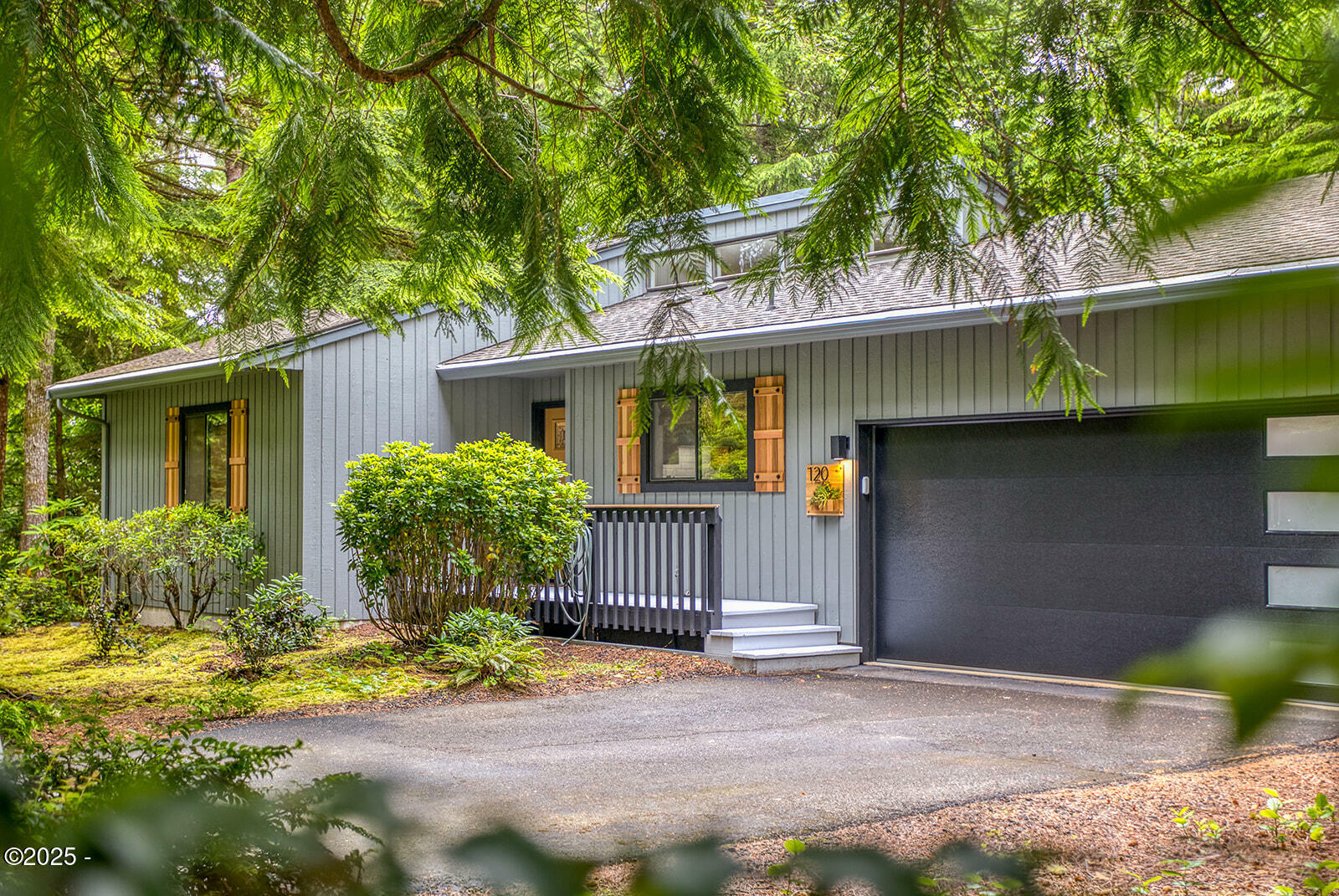 Property Photo: 120 SW The Pines OR 97341