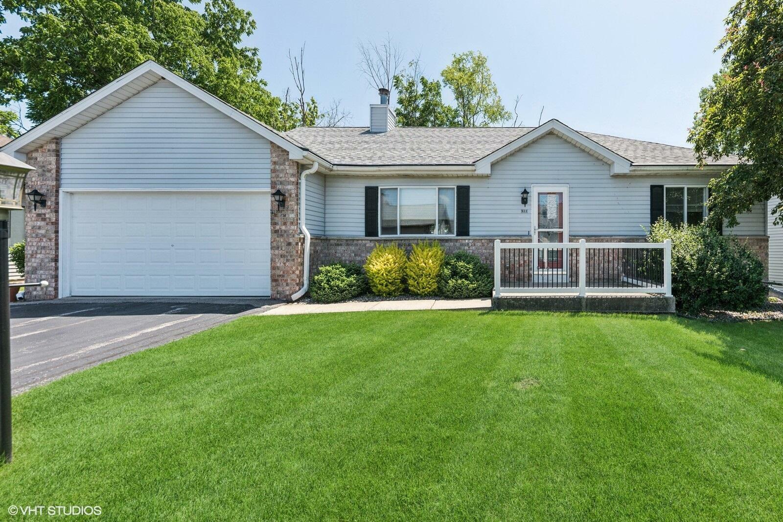 Property Photo: 911 Park Cir WI 53182