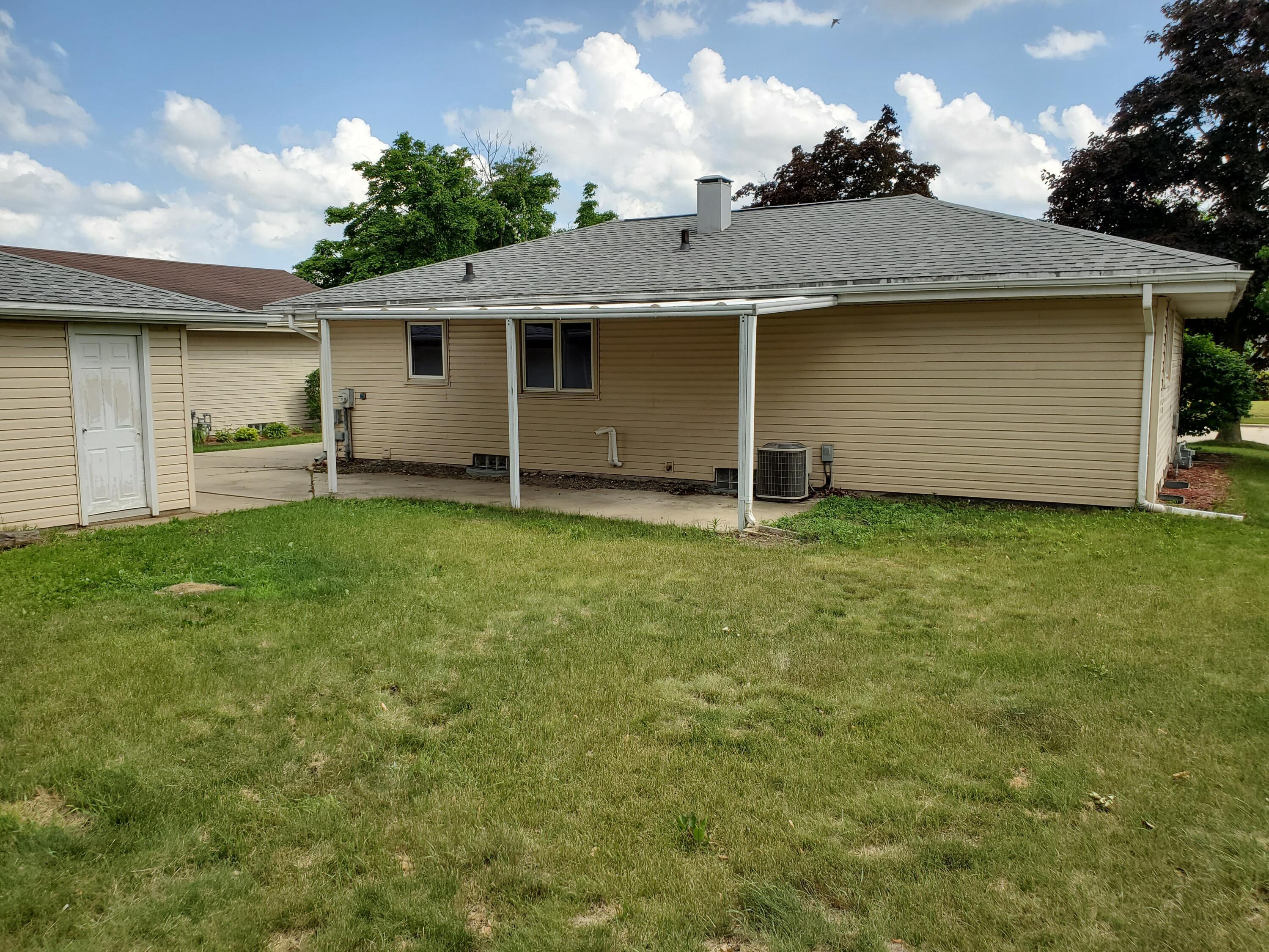 Property Photo: 1920 Deerfield Dr WI 53090