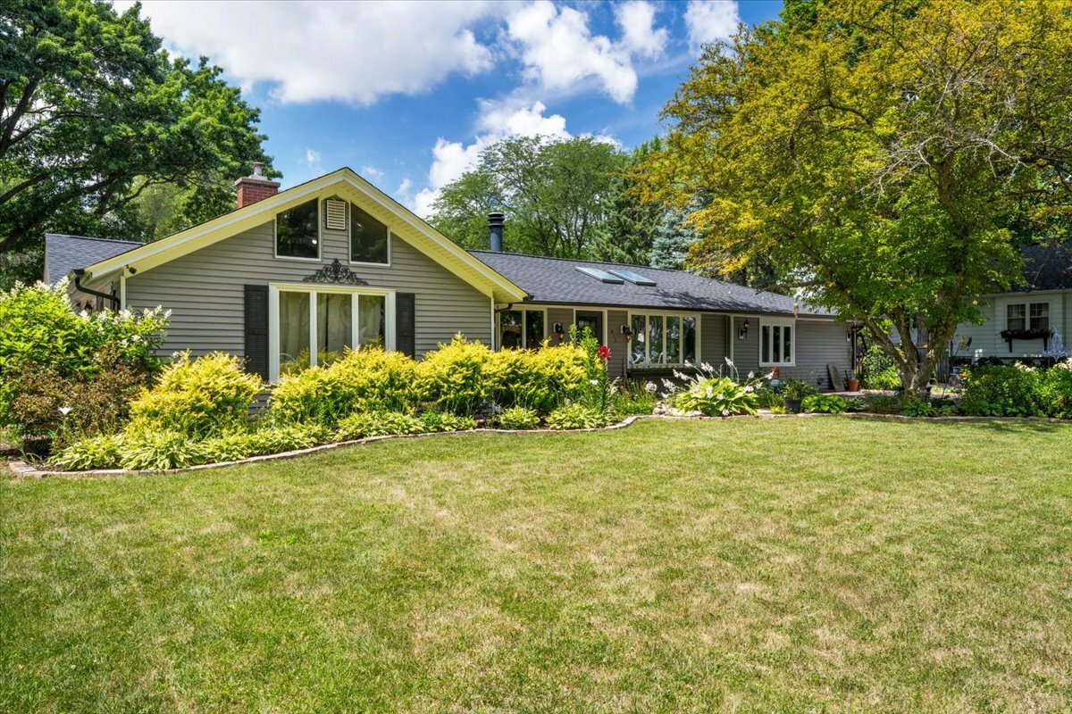 Property Photo: 911 S 7th Street IL 60174