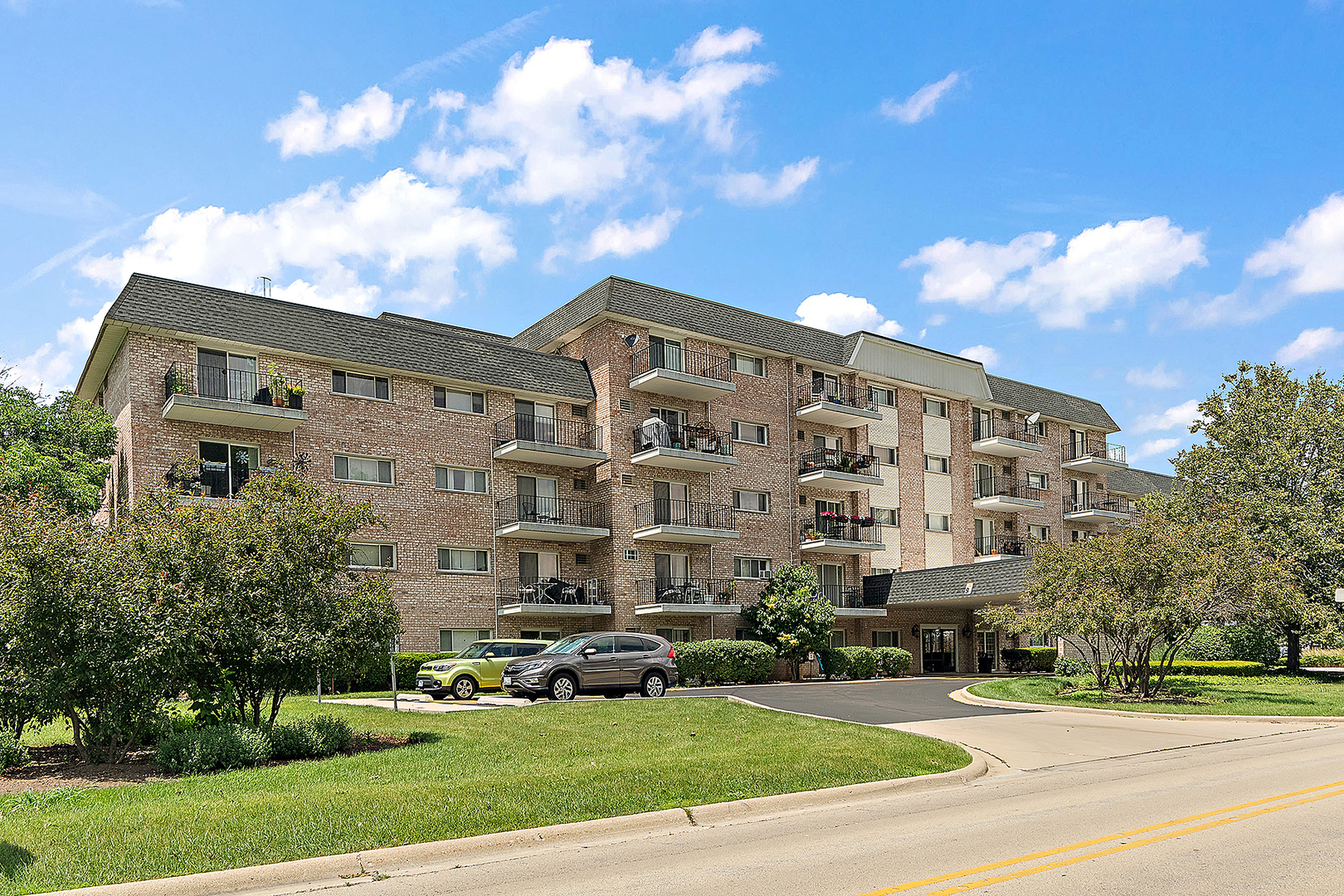 Property Photo:  1000 S Lorraine Road 110  IL 60189 