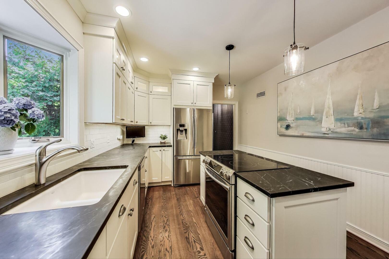 Property Photo: 610 E Fairview Street IL 60005