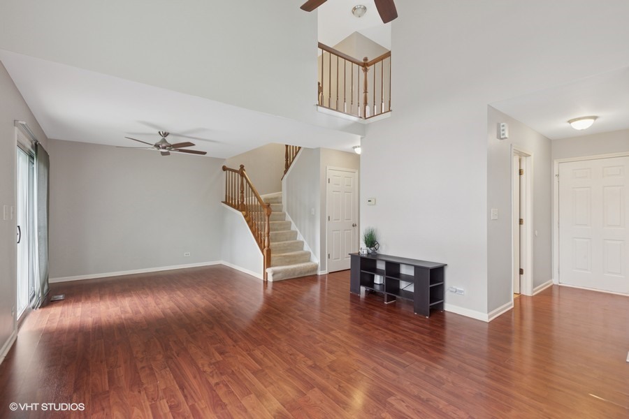 Property Photo: 627 Kingsbridge Drive IL 60188