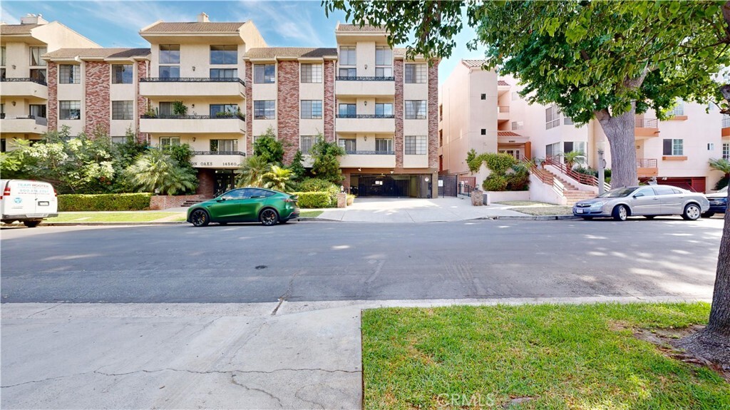 Property Photo:  14569 Benefit Street 102  CA 91403 
