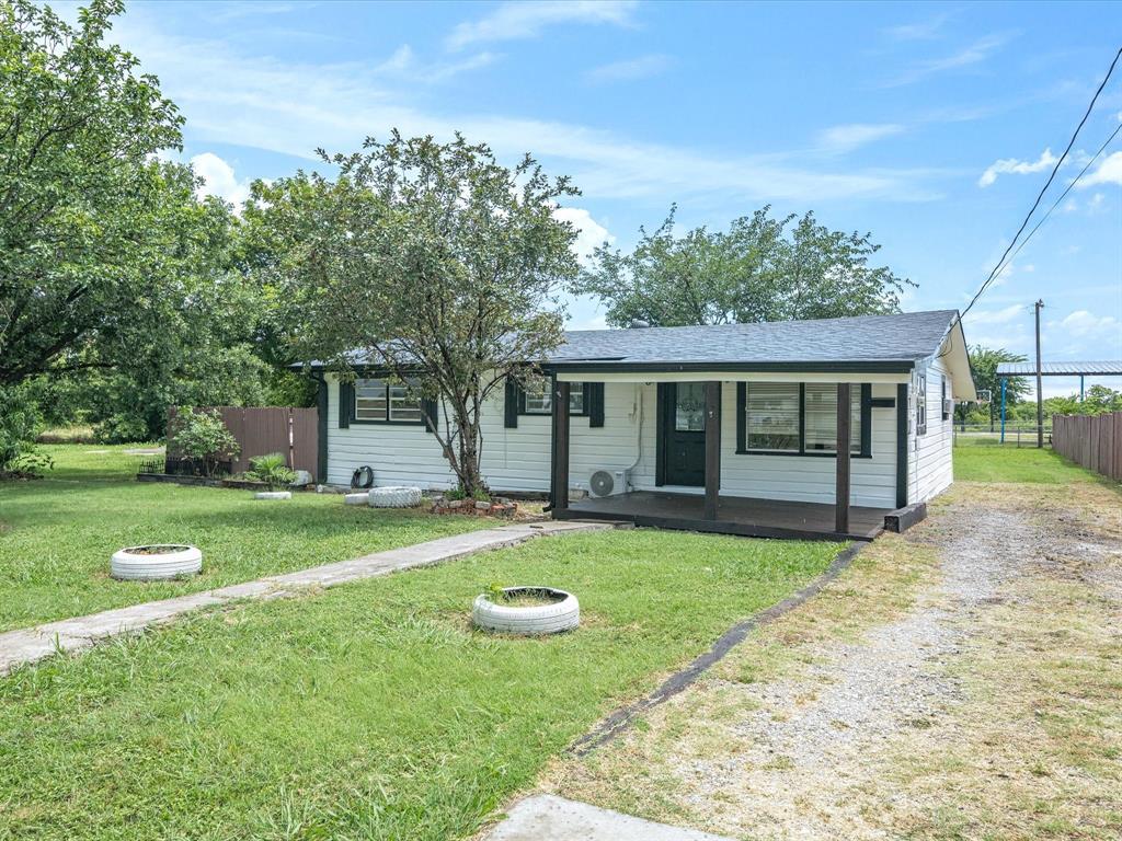 Property Photo: 402 E Davis Avenue TX 76009