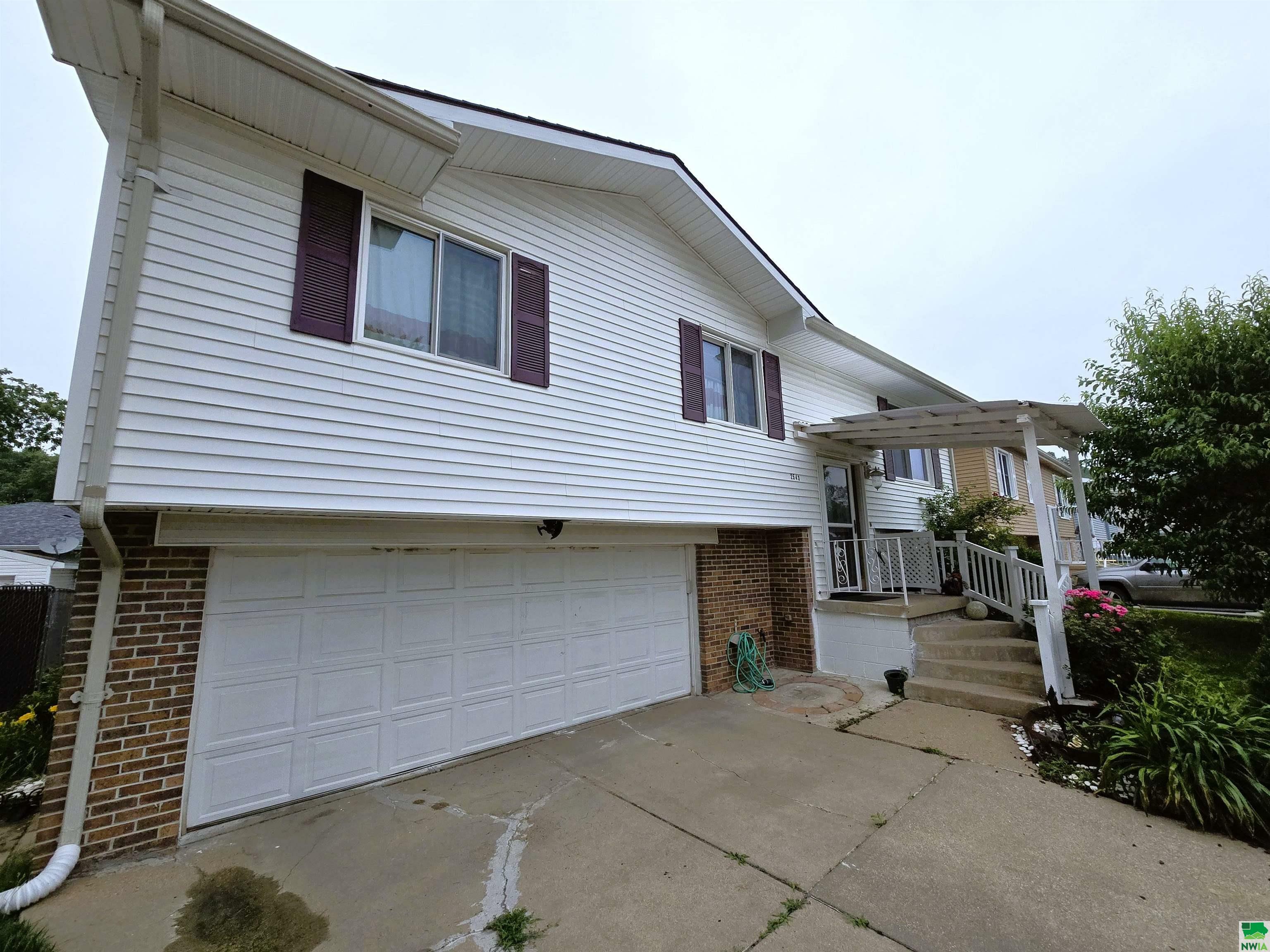 Property Photo: 2543 W 20th St IA 51103