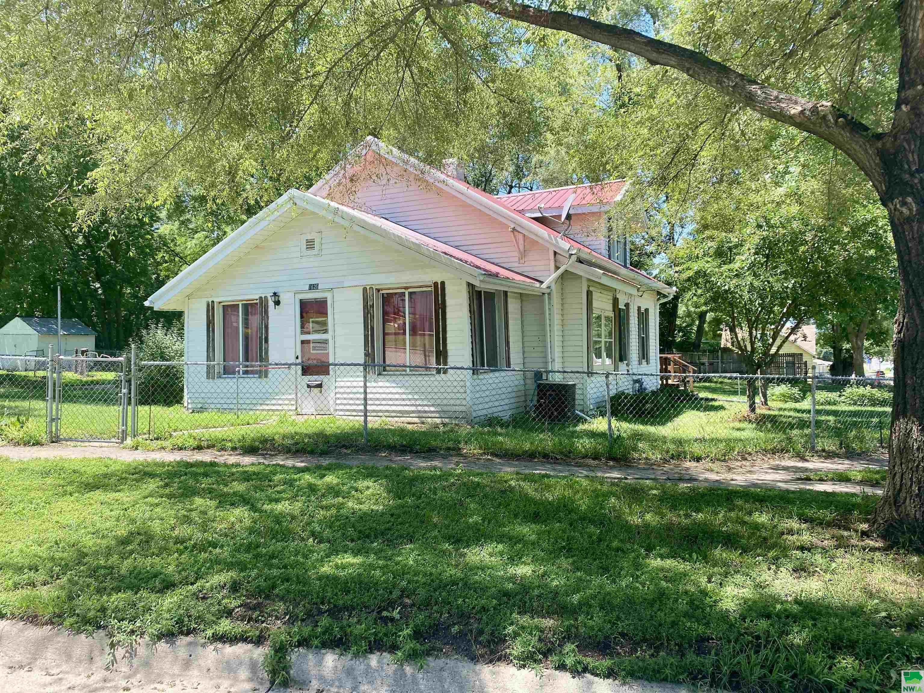 Property Photo: 1625 Glendale Blvd. IA 51105