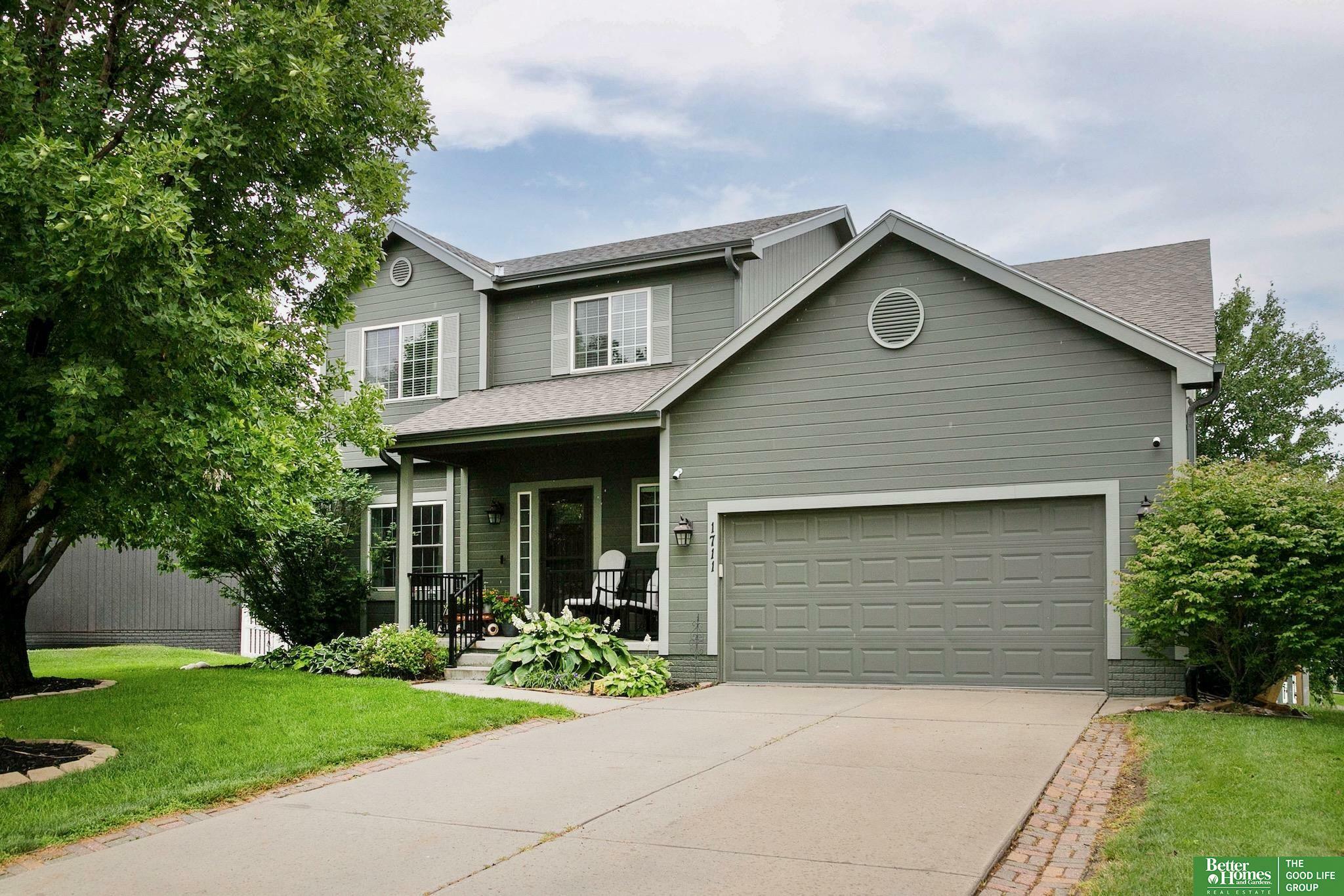 Property Photo: 1711 Lakewood Drive NE 68046