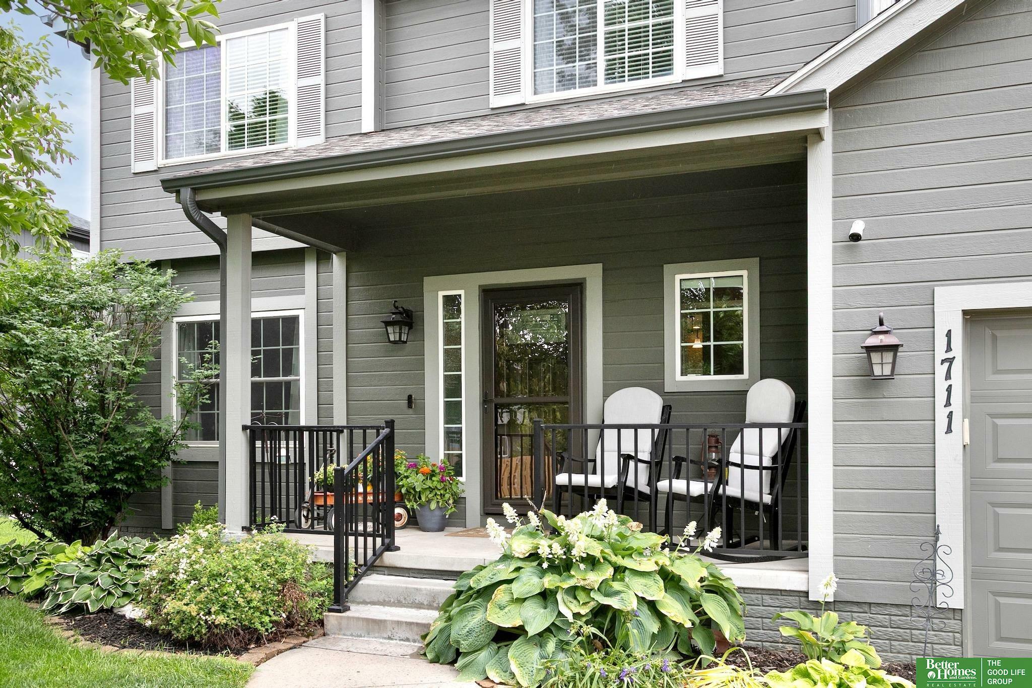 Property Photo: 1711 Lakewood Drive NE 68046