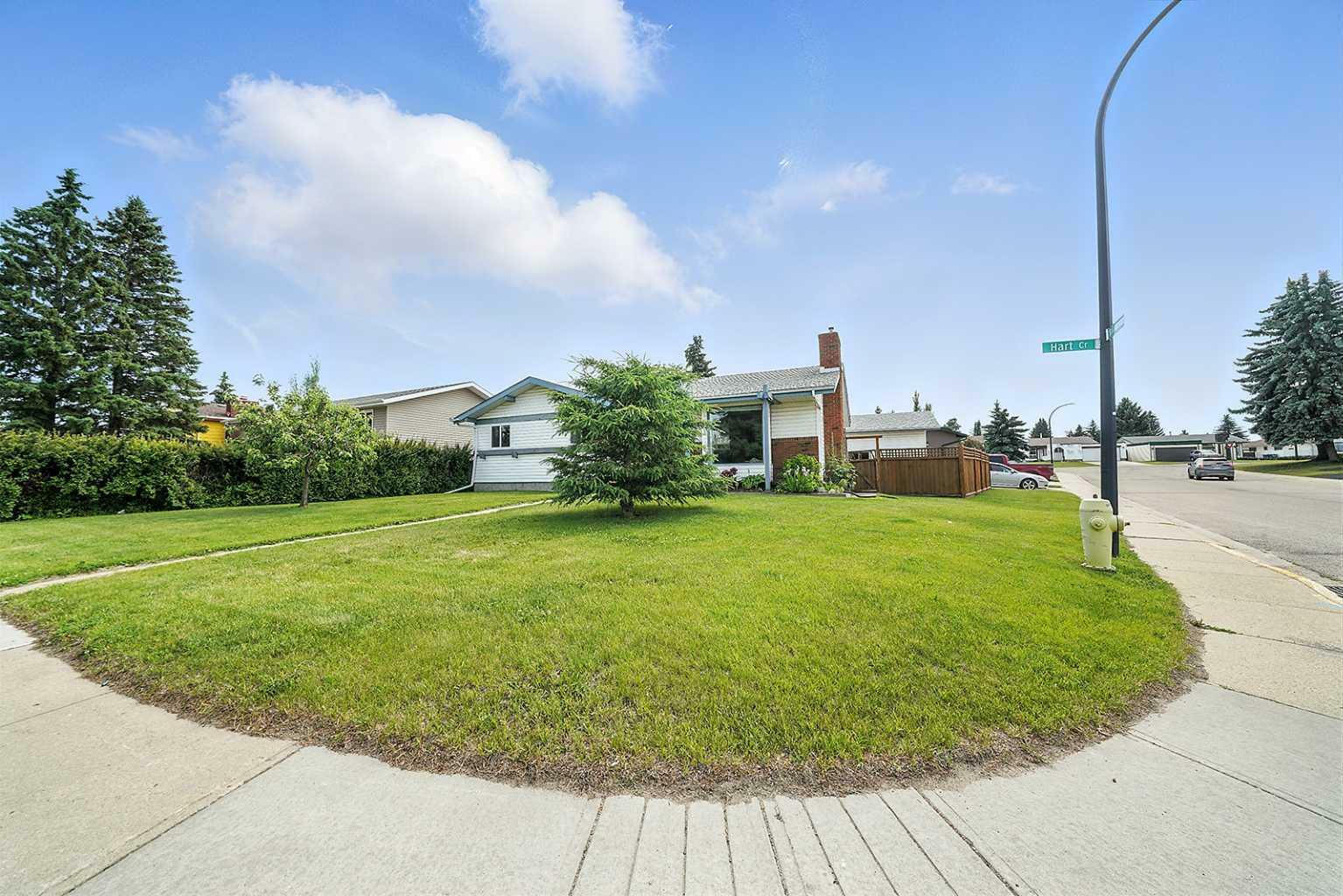 Property Photo: 5 Hart Crescent AB T4N 6E5
