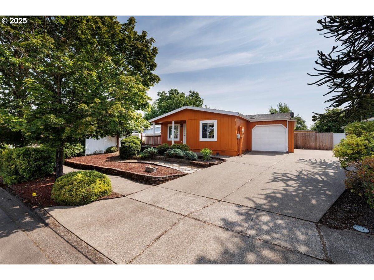 Property Photo:  3251 B St  OR 97116 
