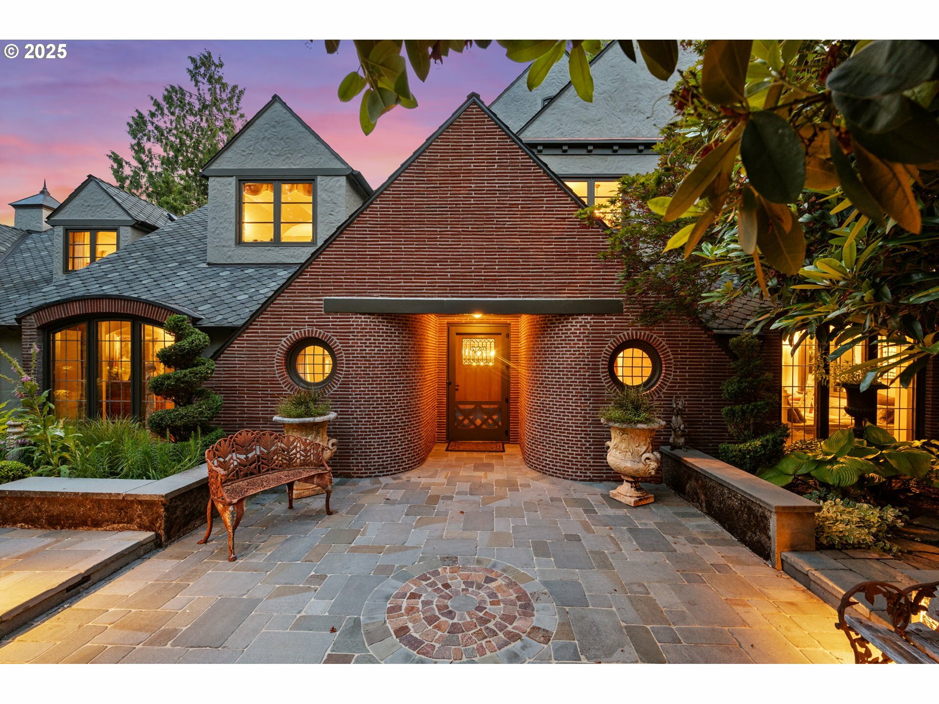 Property Photo: 4470 SW Greenleaf Dr OR 97221