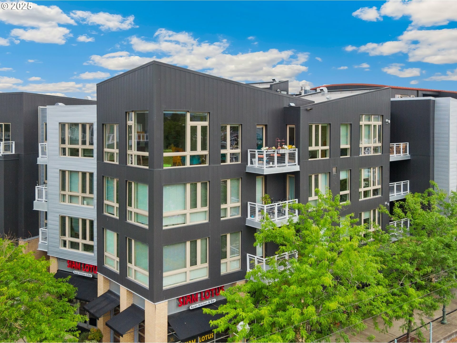 Property Photo: 12600 SW Crescent St 411 OR 97005