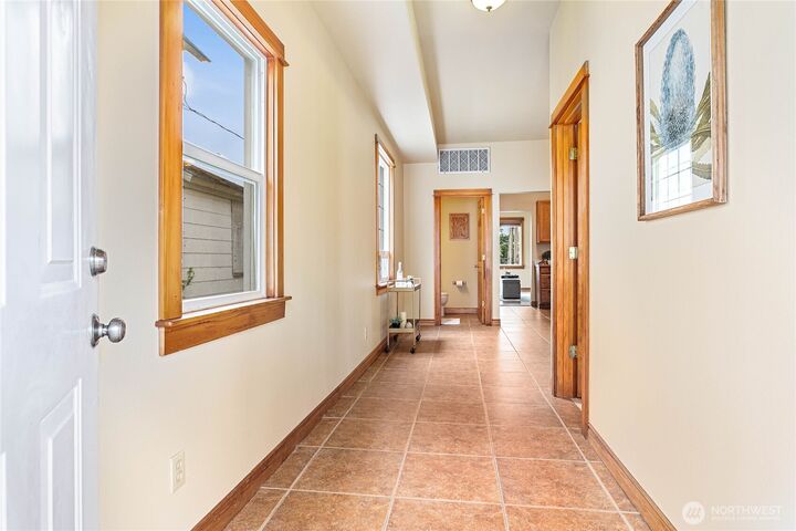 Property Photo:  1007 N Forest Street  WA 98225 