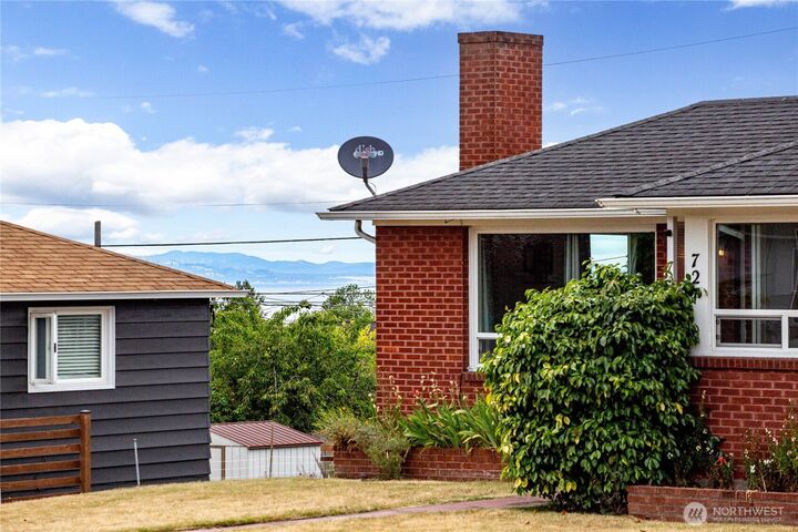 Property Photo: 727 E 11th Street WA 98362